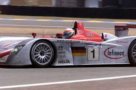 Tom Kristensen har vundet fem af sine syv Le Mans sejre i en Audi R8. En af dem skal han sensationelt køre under Copenhagen Historic Grand Prix i Fælledparken d. 5.-6. august. På billedet er han på vej mod sin fjerde sejr i 24-timers løbet tilbage i 2002.